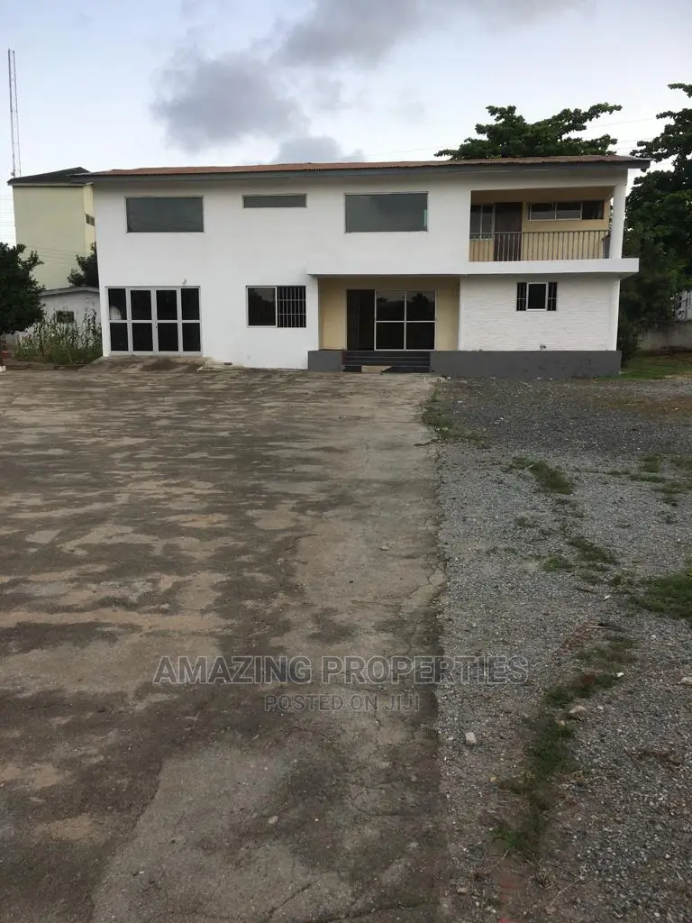 4bdrm House in 5 Bedroom House With for Rent in Airport Residential Area