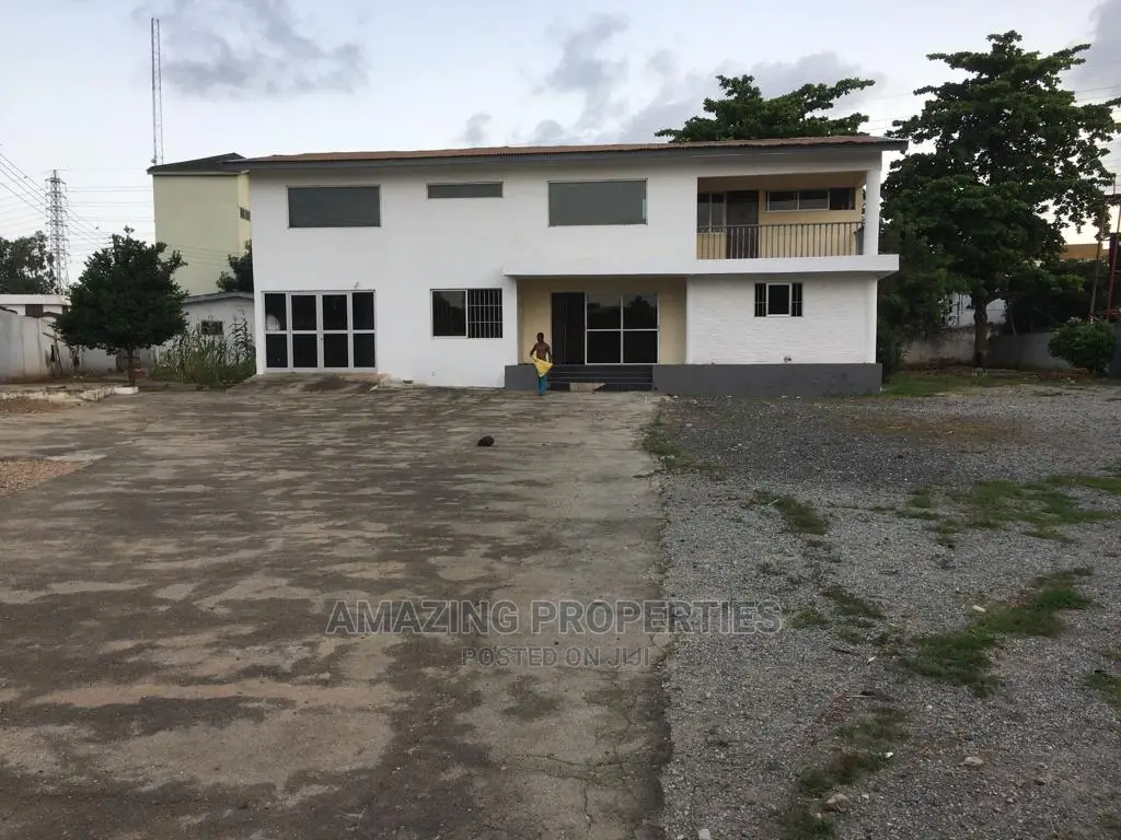 4bdrm House in 5 Bedroom House With for Rent in Airport Residential Area