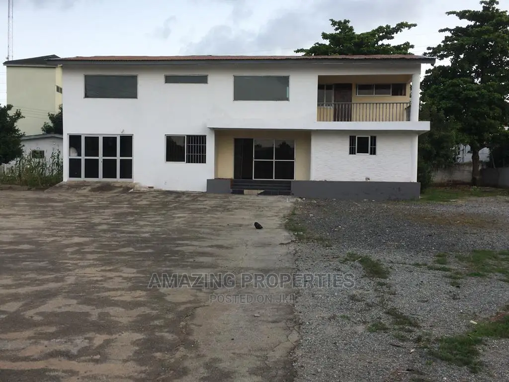 4bdrm House in 5 Bedroom House With for Rent in Airport Residential Area