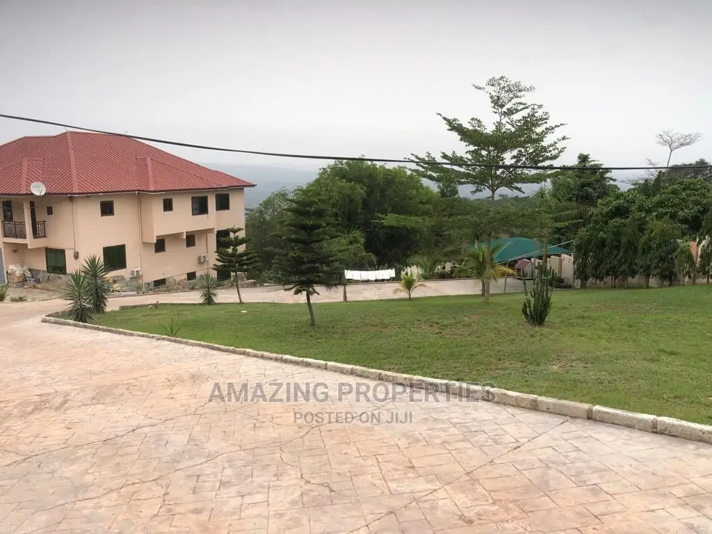 7bdrm House in 7-Bedroom Mansion, Akuapim North for Sale in Akuapim North