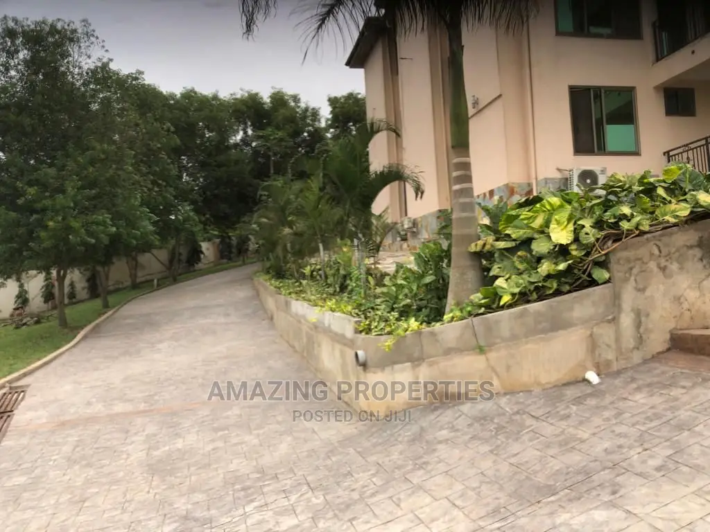 7bdrm House in 7-Bedroom Mansion, Akuapim North for Sale in Akuapim North