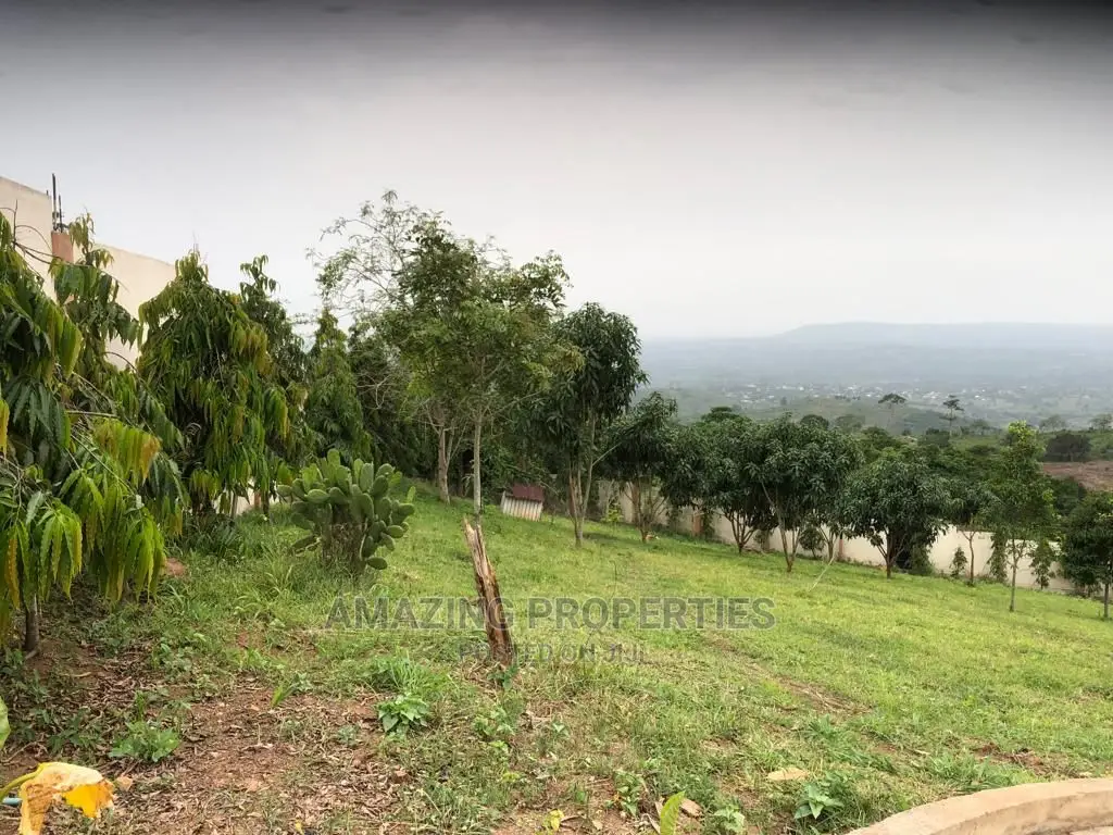 7bdrm House in 7-Bedroom Mansion, Akuapim North for Sale in Akuapim North