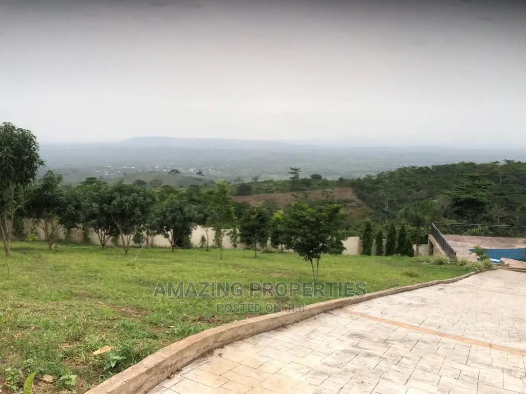 7bdrm House in 7-Bedroom Mansion, Akuapim North for Sale in Akuapim North