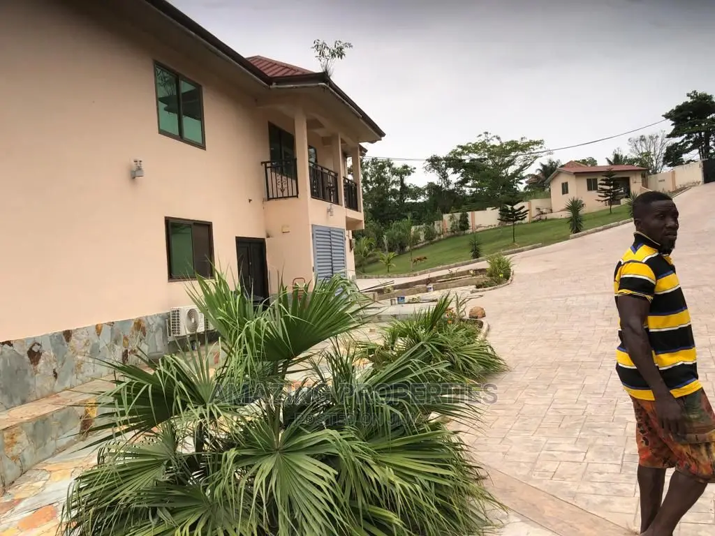 7bdrm House in 7-Bedroom Mansion, Akuapim North for Sale in Akuapim North