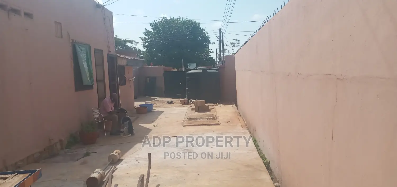 6bdrm House in Property For Sale At for sale in Accra Academy Area