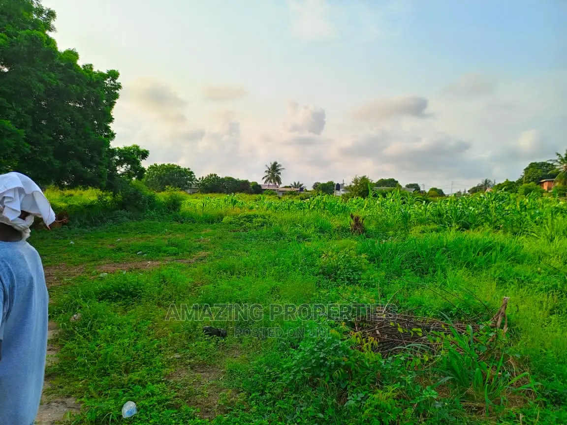 1 Acre Land for Sale at Lakeside in Lake Side Estate