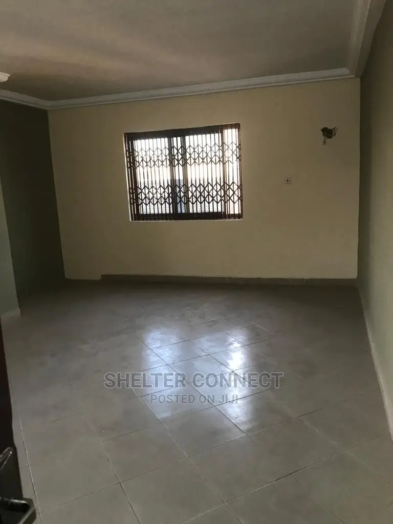 5bdrm Duplex in Adenta for sale in Adenta