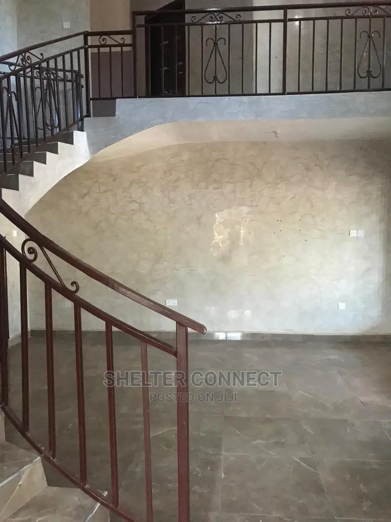 5bdrm Duplex in Adenta for sale in Adenta