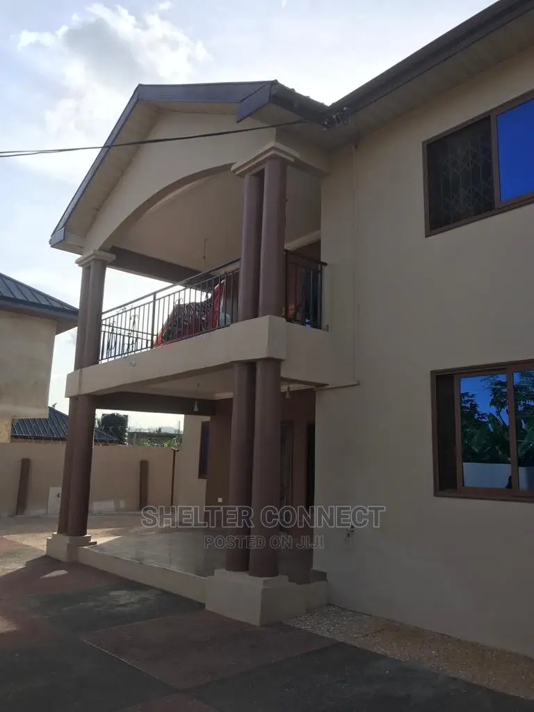 5bdrm Duplex in Adenta for sale in Adenta