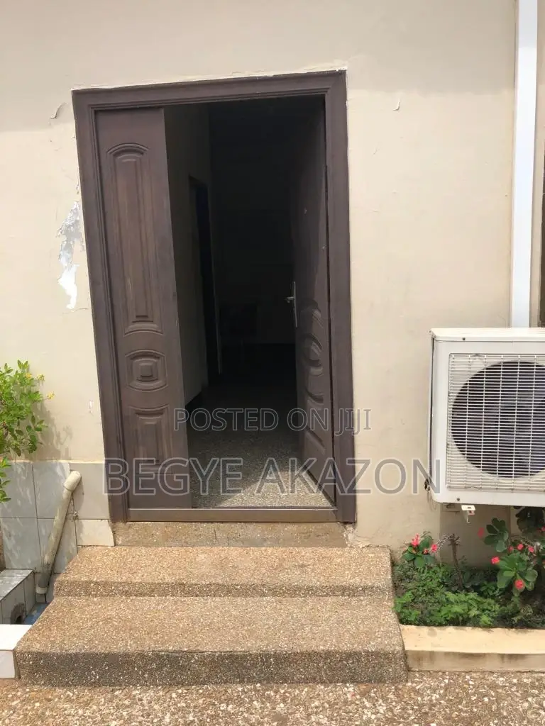 5bdrm House in Up Road Access Bank, East Legon for rent in East Legon