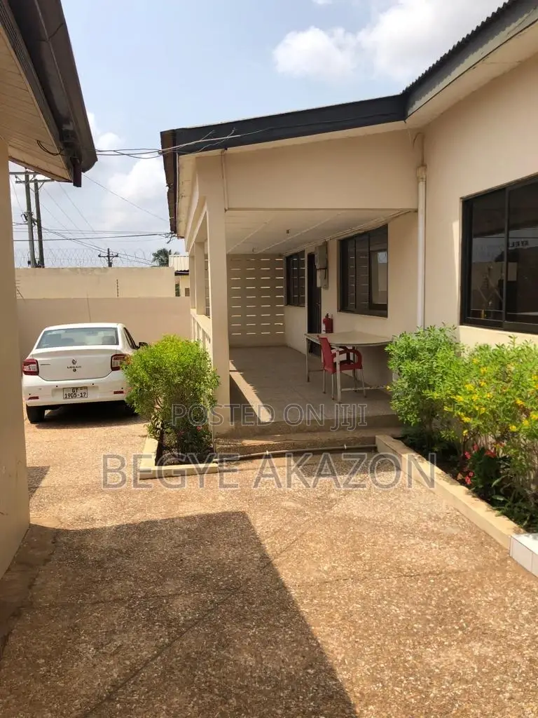 5bdrm House in Up Road Access Bank, East Legon for rent in East Legon