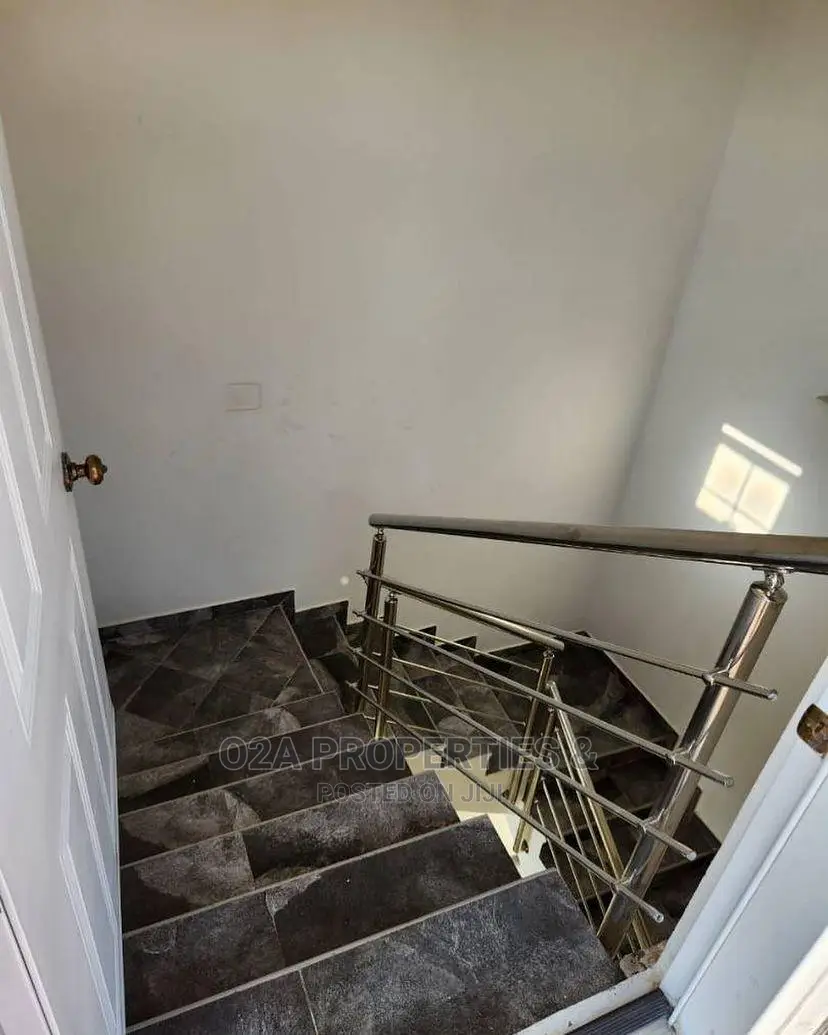 9bdrm House in North Ridge for sale in North Ridge