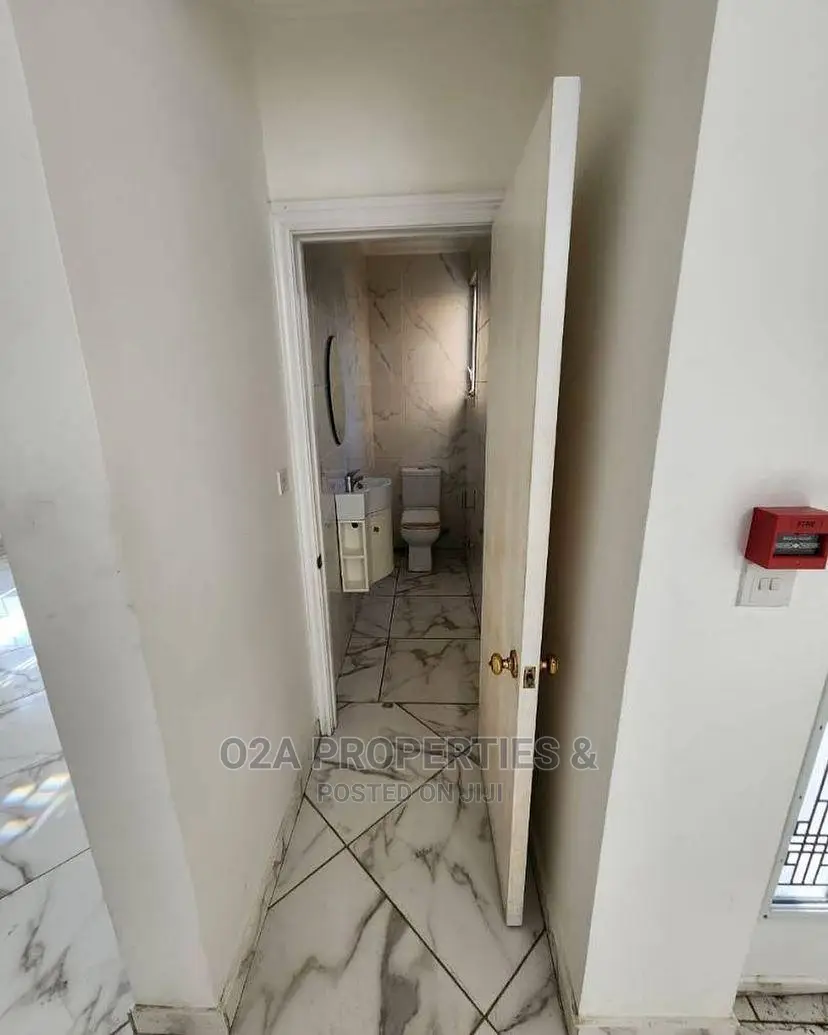 9bdrm House in North Ridge for sale in North Ridge
