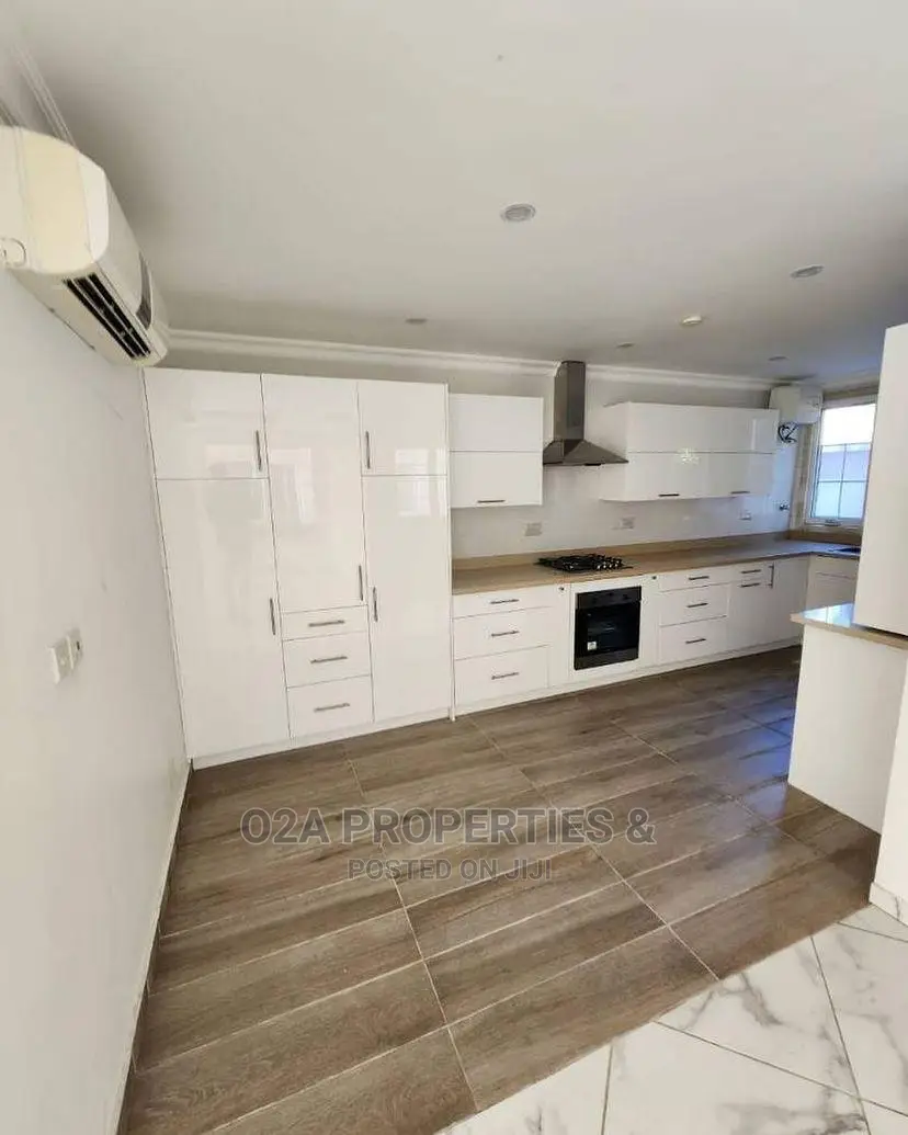9bdrm House in North Ridge for sale in North Ridge