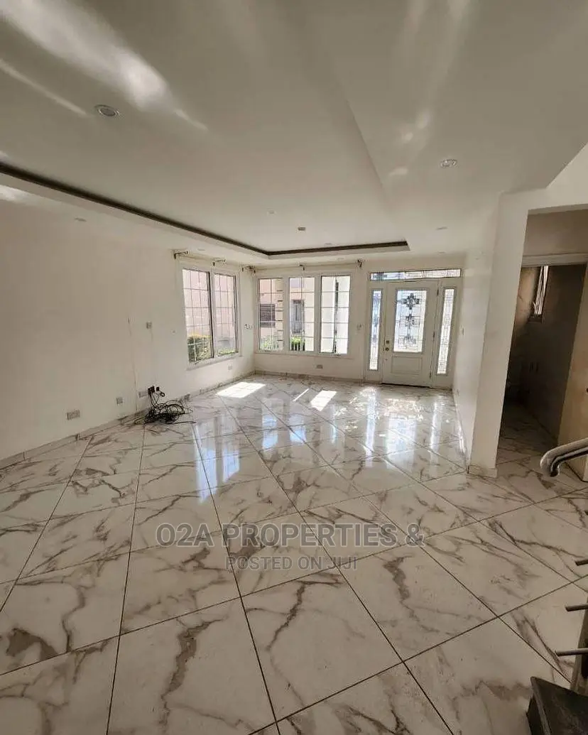 9bdrm House in North Ridge for sale in North Ridge