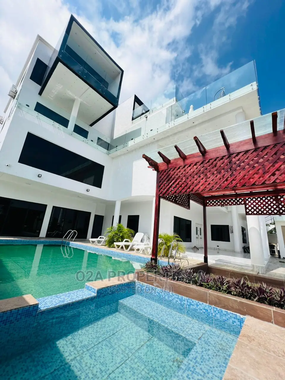Furnished 10bdrm Mansion in School Junction for sale in School Junction