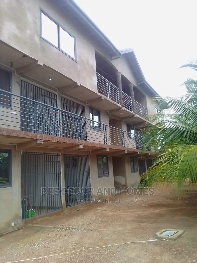 10bdrm Apartment in Bee Decor And Homes, Old Ashomang for sale in Old Ashomang