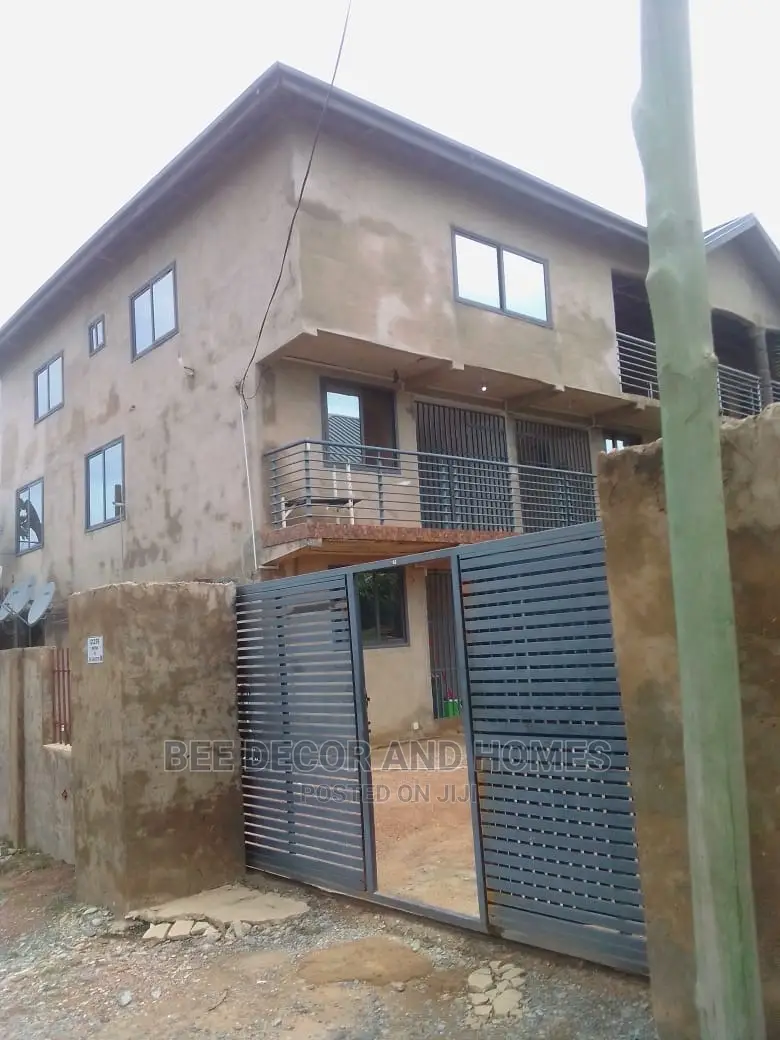 10bdrm Apartment in Bee Decor And Homes, Old Ashomang for sale in Old Ashomang