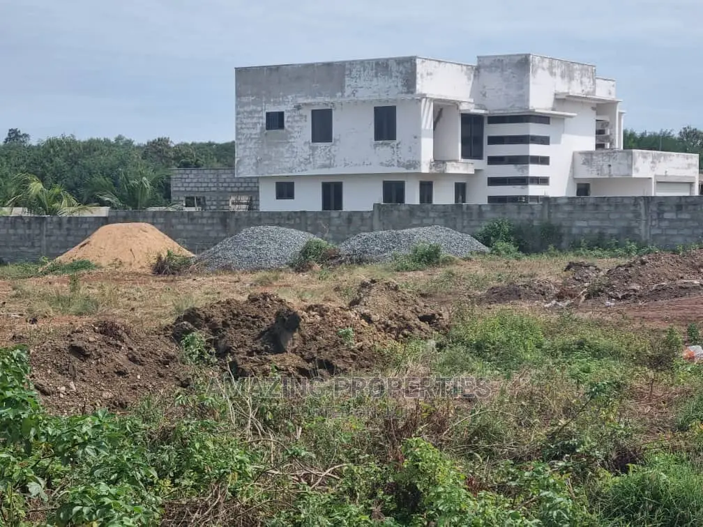 4 Plots of Registered Land at Celebrity Estate Sakumono. in Sakumono