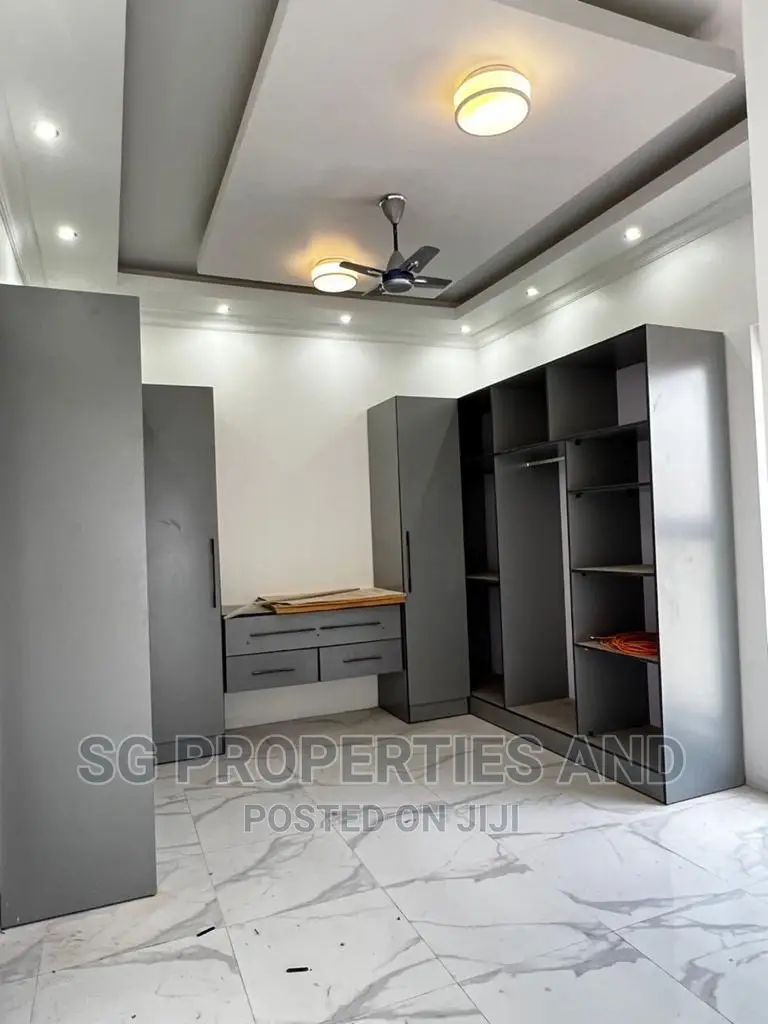 4bdrm Mansion in Ecobank, Spintex for sale in Spintex