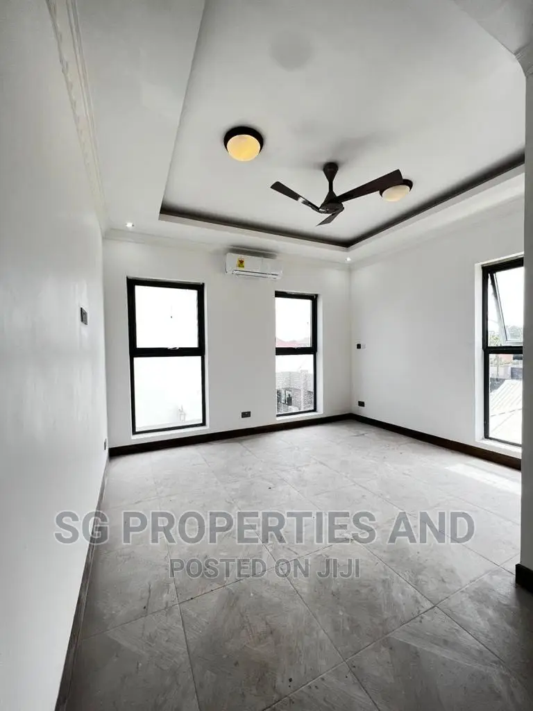 4bdrm Mansion in Ecobank, Spintex for sale in Spintex
