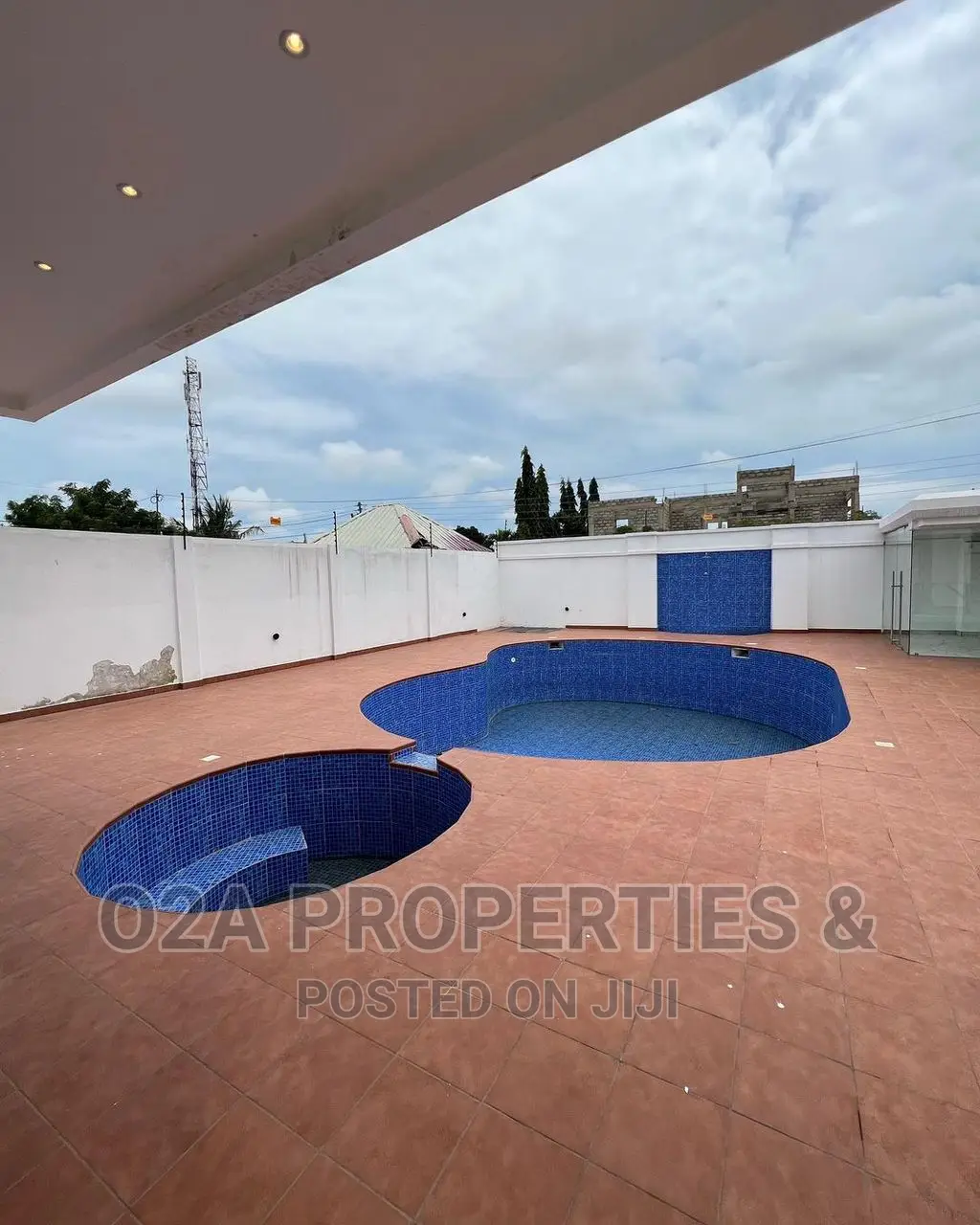 8bdrm Duplex in American House for sale in American House