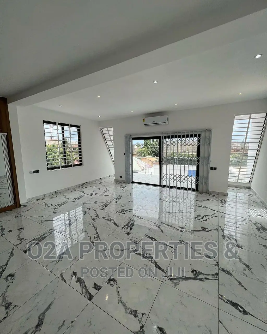 8bdrm Duplex in American House for sale in American House