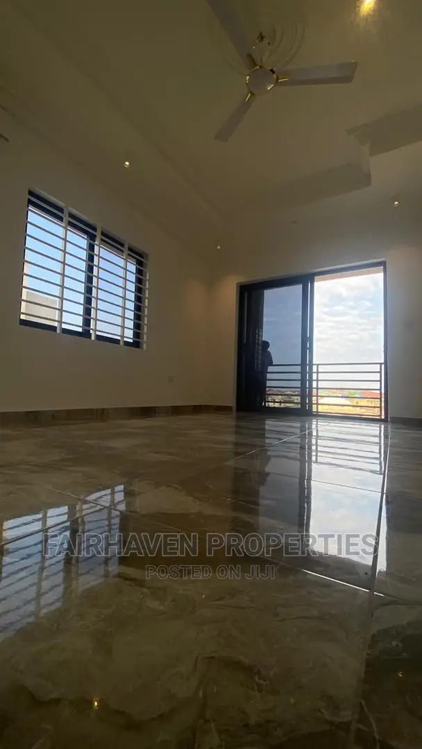 2bdrm Apartment in Atomic, Madina for rent in Madina