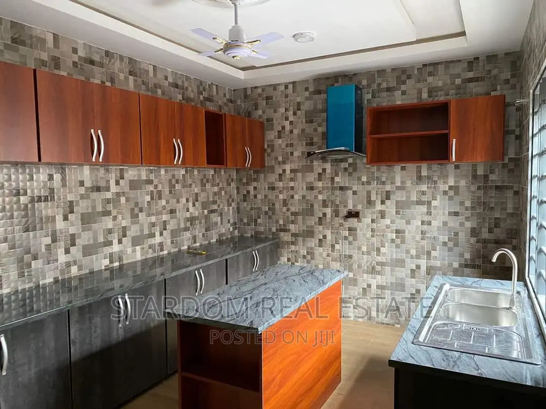 3bdrm Duplex in Kwabenya for sale in Kwabenya