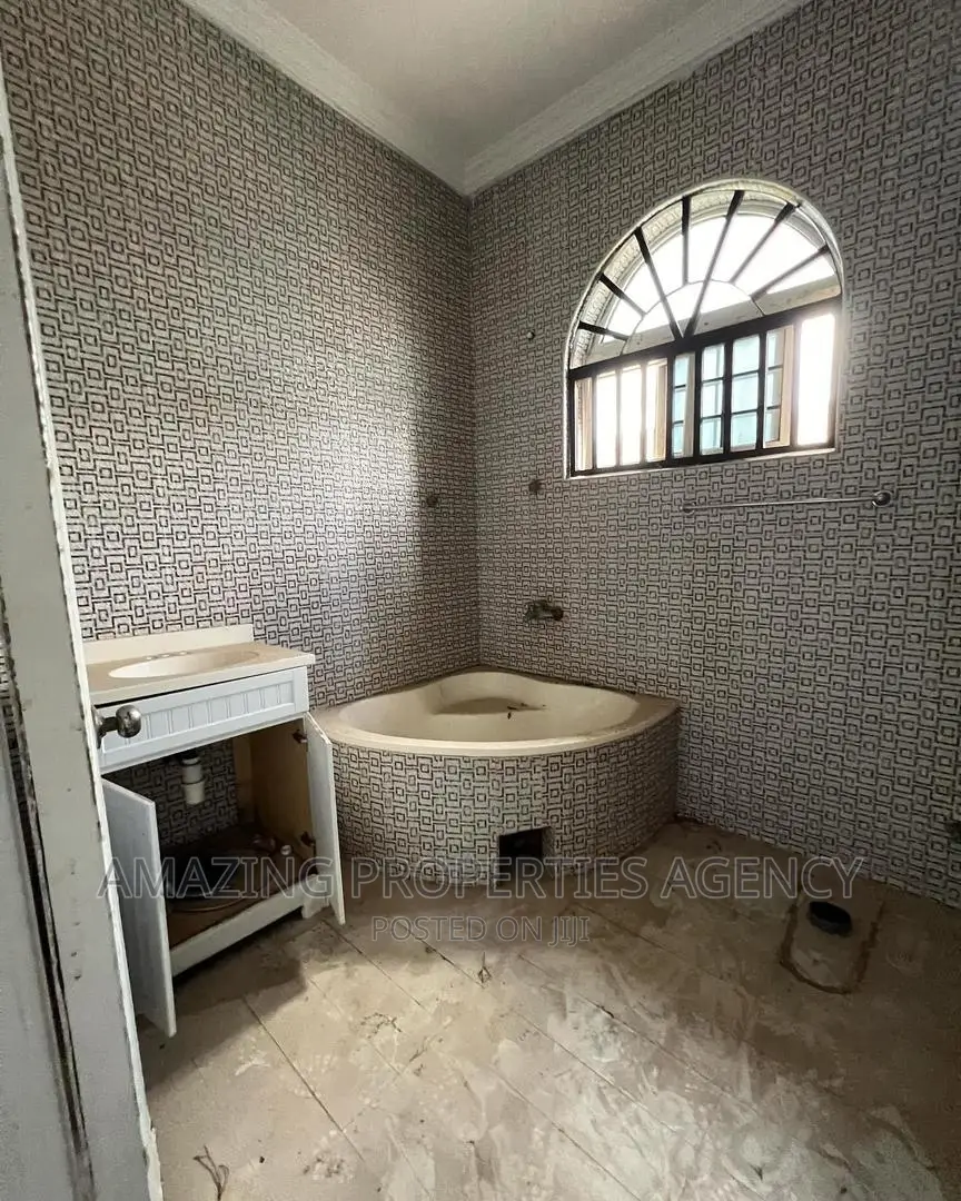 5bdrm House in East Legon for rent in East Legon