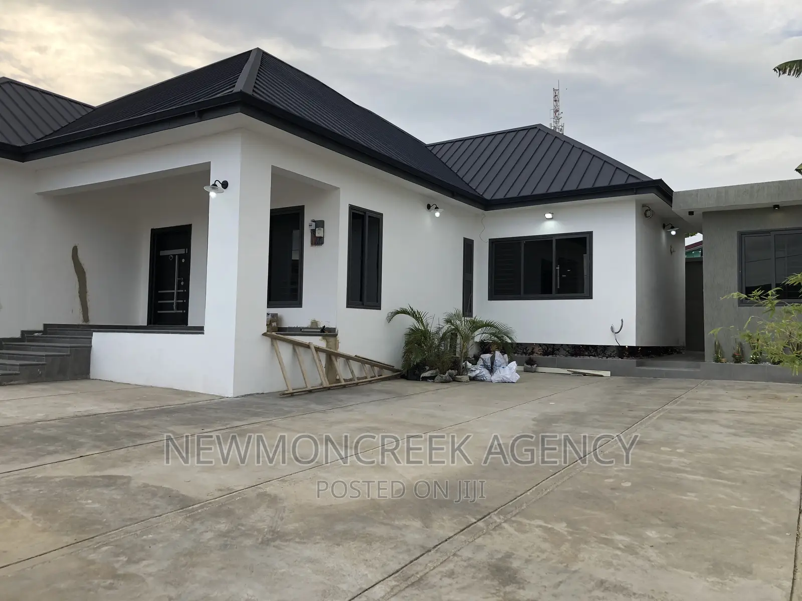 3bdrm Bungalow in Kwabenya Estate Road, Accra Metropolitan for sale in Accra Metropolitan