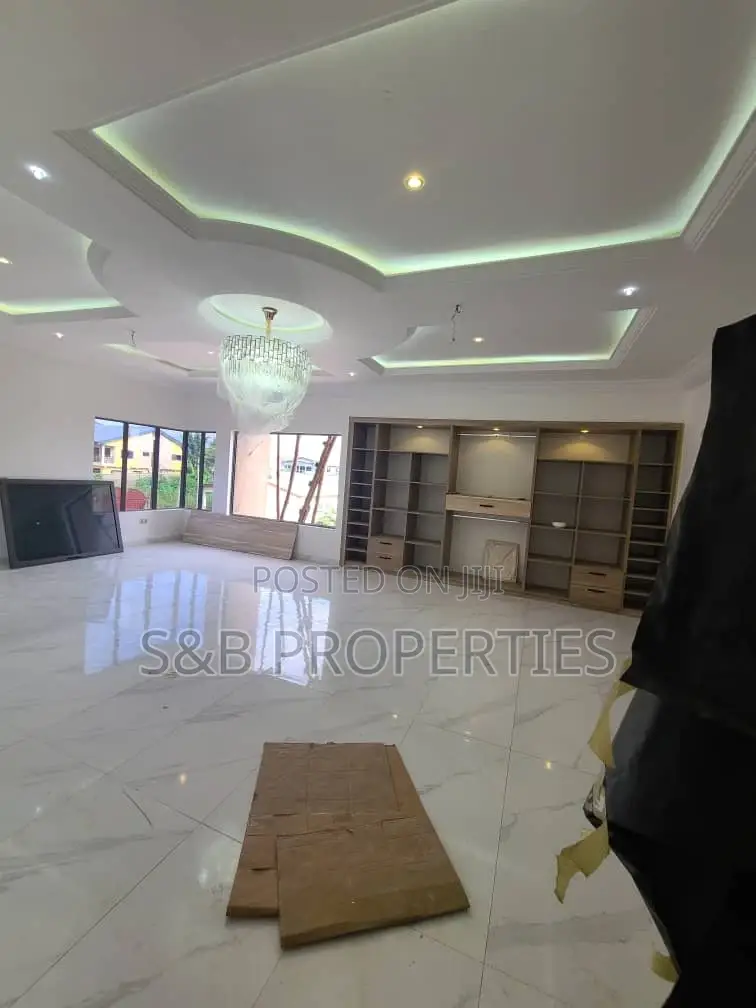 4bdrm Duplex in Ashomang Estate for sale in Ashomang Estate
