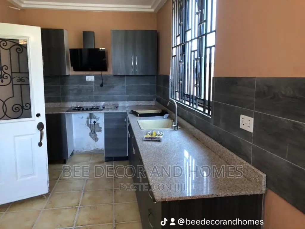 Furnished 5bdrm House in Bee Decor & Home’S, Old Ashomang for sale in Old Ashomang