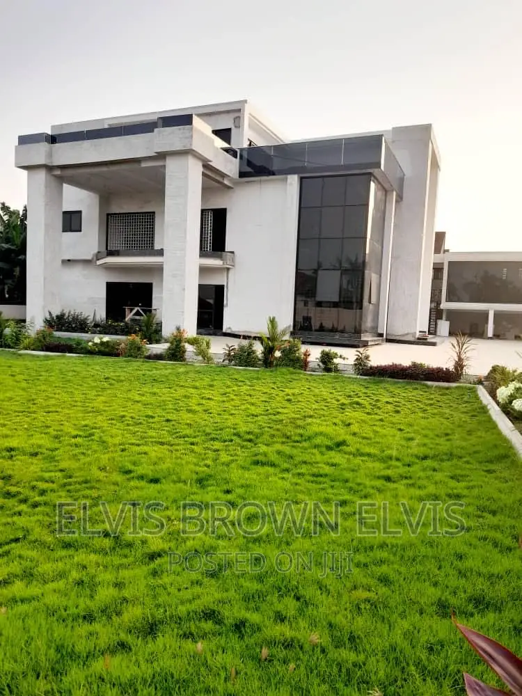 8bdrm Mansion in Trasacco, Adjiriganor for sale in Adjiriganor