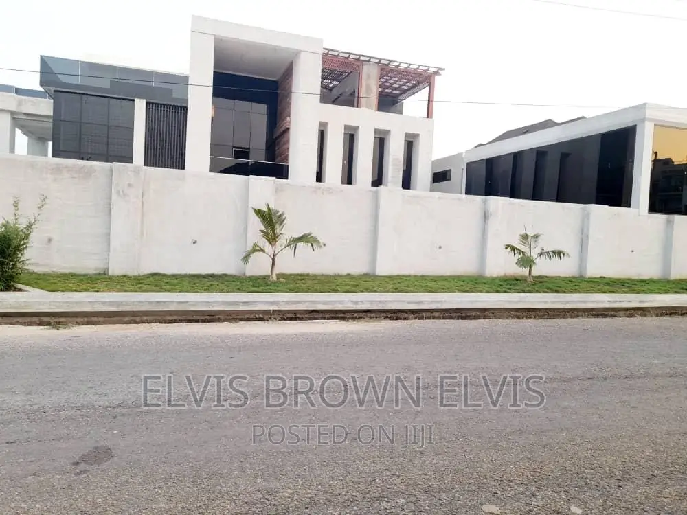 8bdrm Mansion in Trasacco, Adjiriganor for sale in Adjiriganor