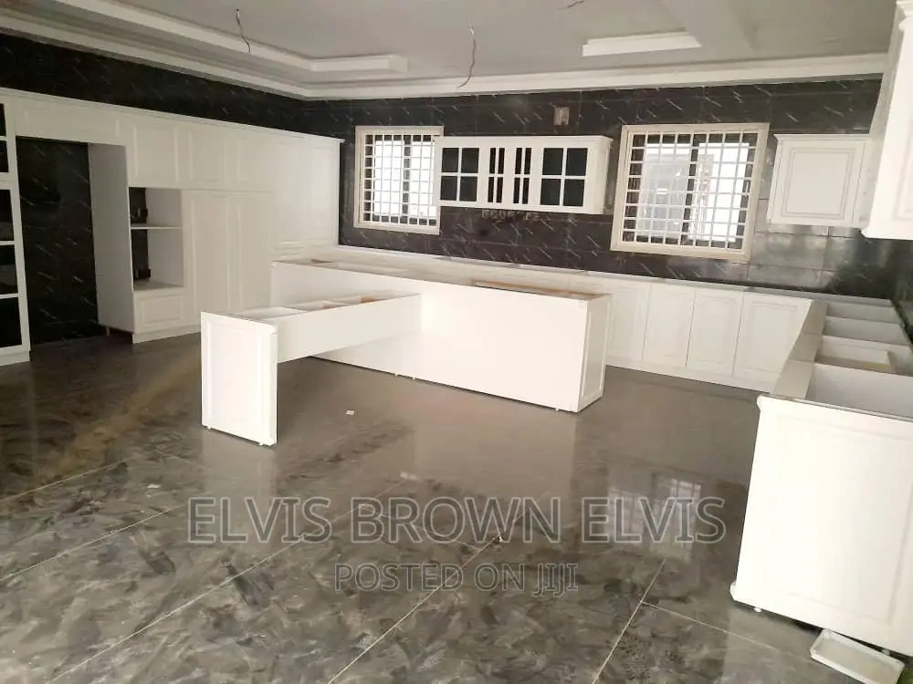 8bdrm Mansion in Trasacco, Adjiriganor for sale in Adjiriganor
