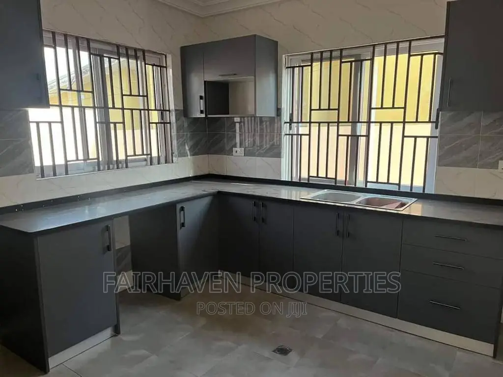 3bdrm House in Kfc, Spintex for sale in Spintex