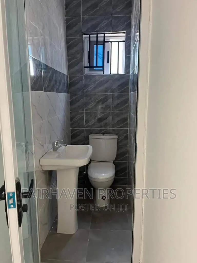 3bdrm House in Kfc, Spintex for sale in Spintex