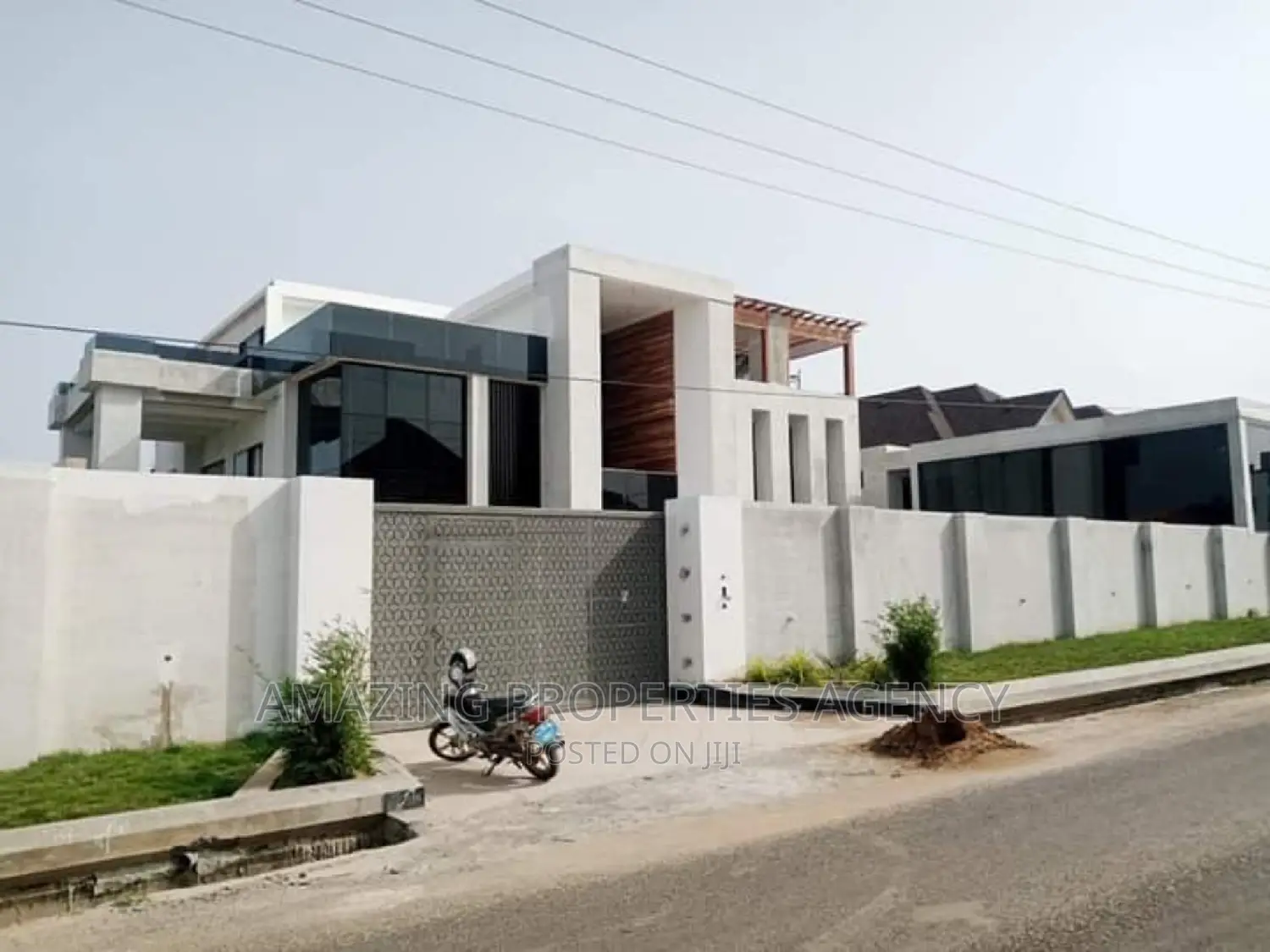 7bdrm Mansion in Adjiriganor for sale in Adjiriganor