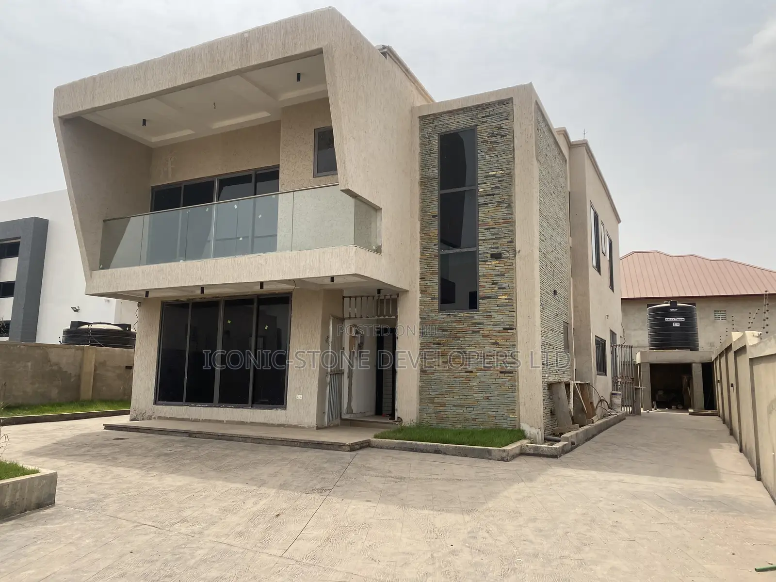 4bdrm Duplex in Spintex for sale in Spintex