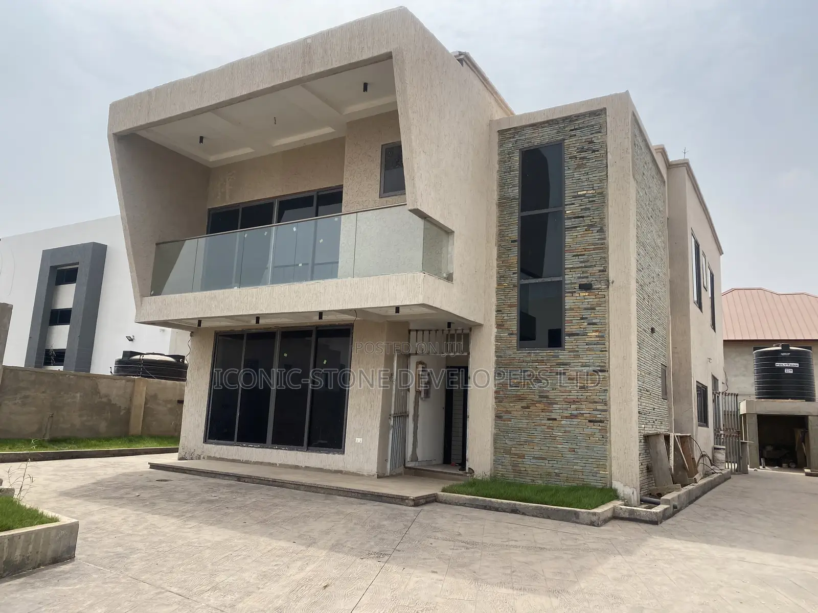 4bdrm Duplex in Spintex for sale in Spintex