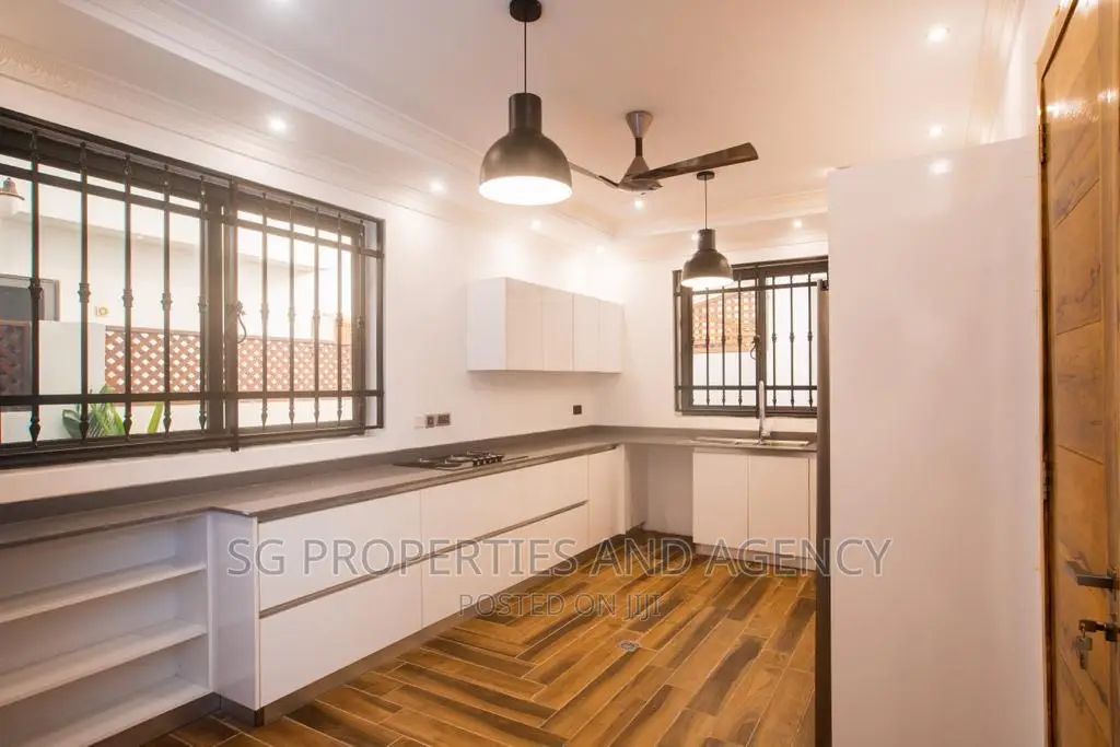 3bdrm Mansion in Sakumono, Spintex for rent in Spintex
