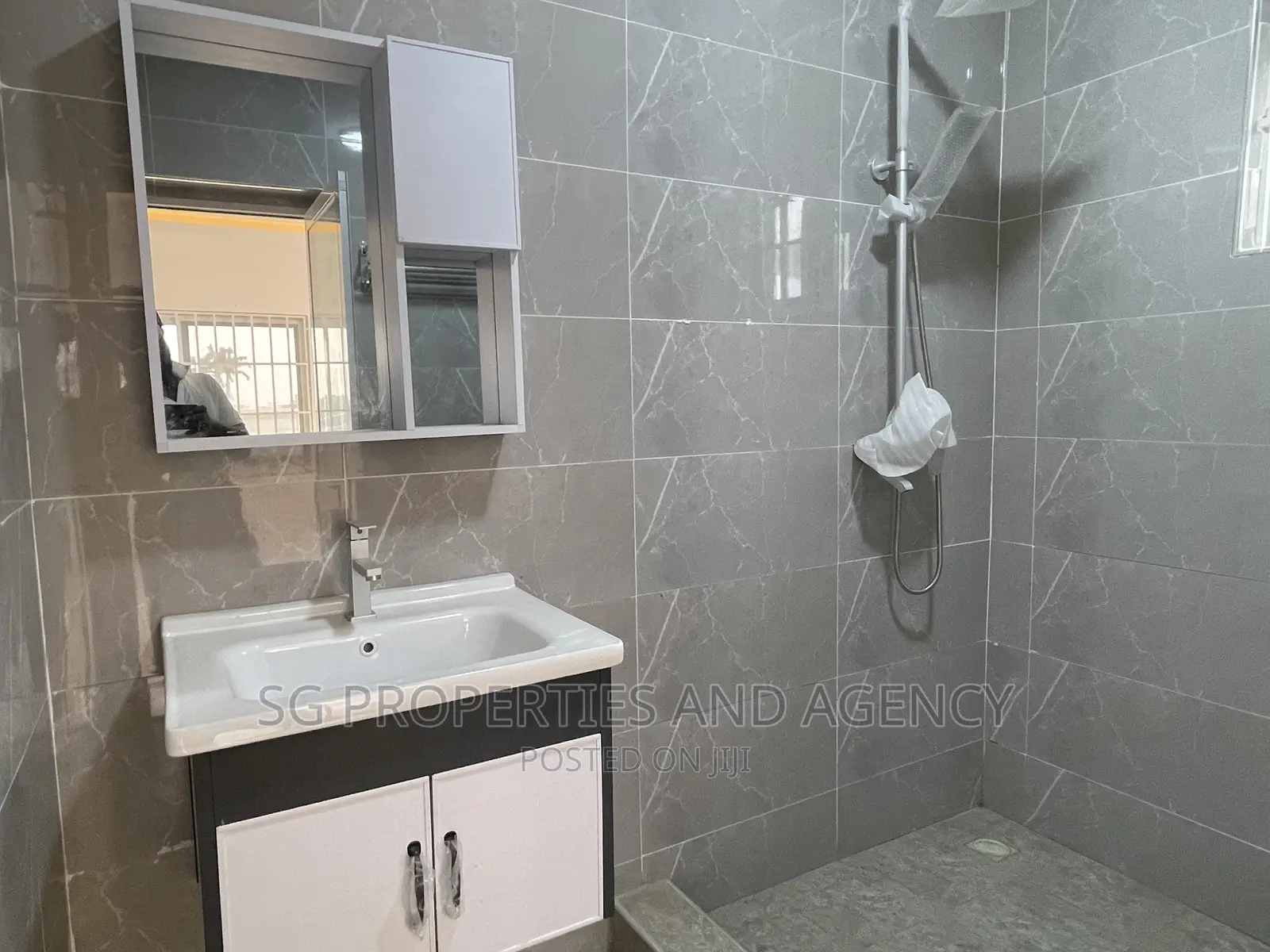 3bdrm Apartment in Junction Mall, Spintex for sale in Spintex