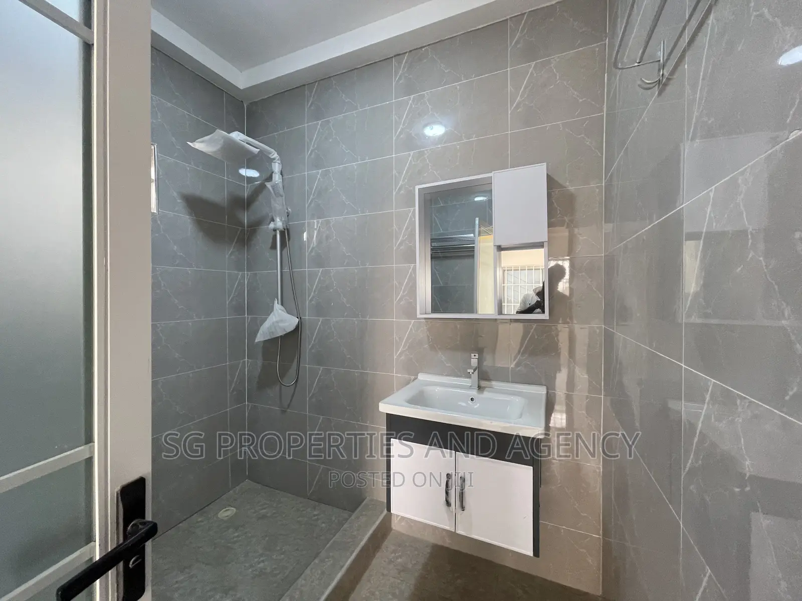 3bdrm Apartment in Junction Mall, Spintex for sale in Spintex