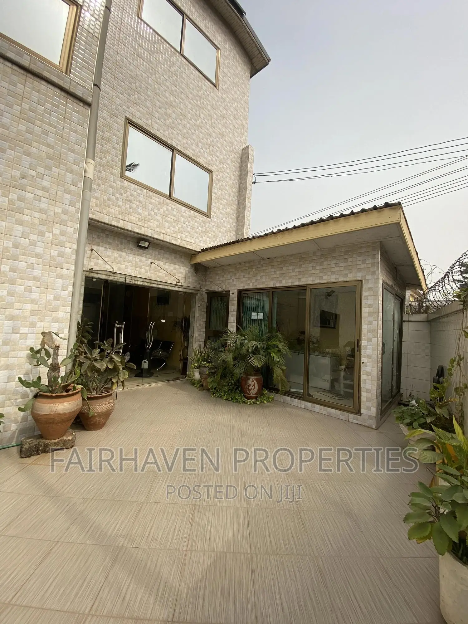 Furnished 15bdrm Block of Flats in Osu for sale in Osu