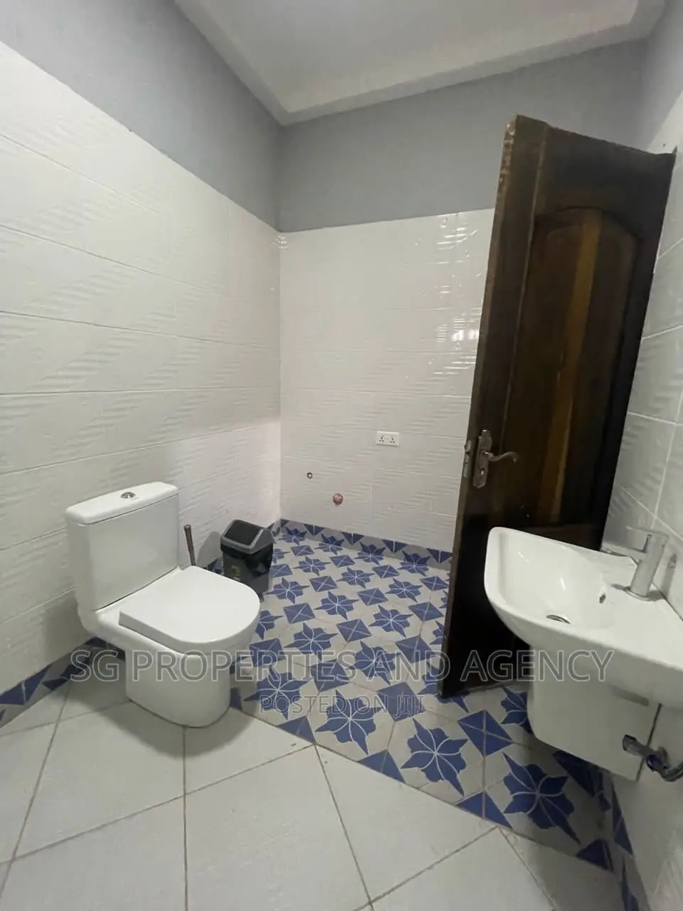 4bdrm House in Adonten, Danfa for sale in Danfa
