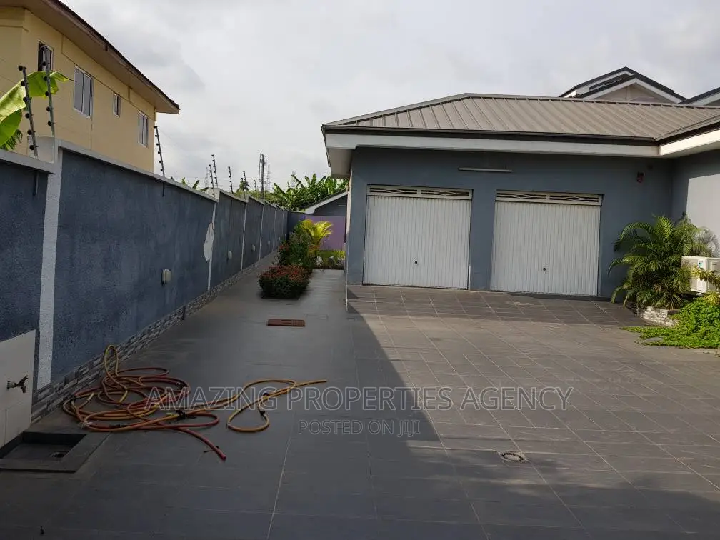 8bdrm House in Airport Residential Area for sale in Airport Residential Area