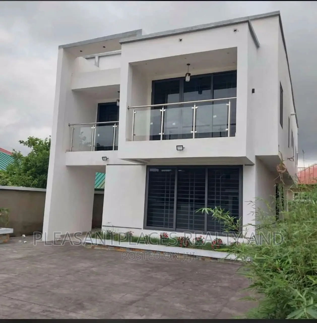4bdrm Duplex in Pleasantplaces, Accra Metropolitan for sale in Accra Metropolitan