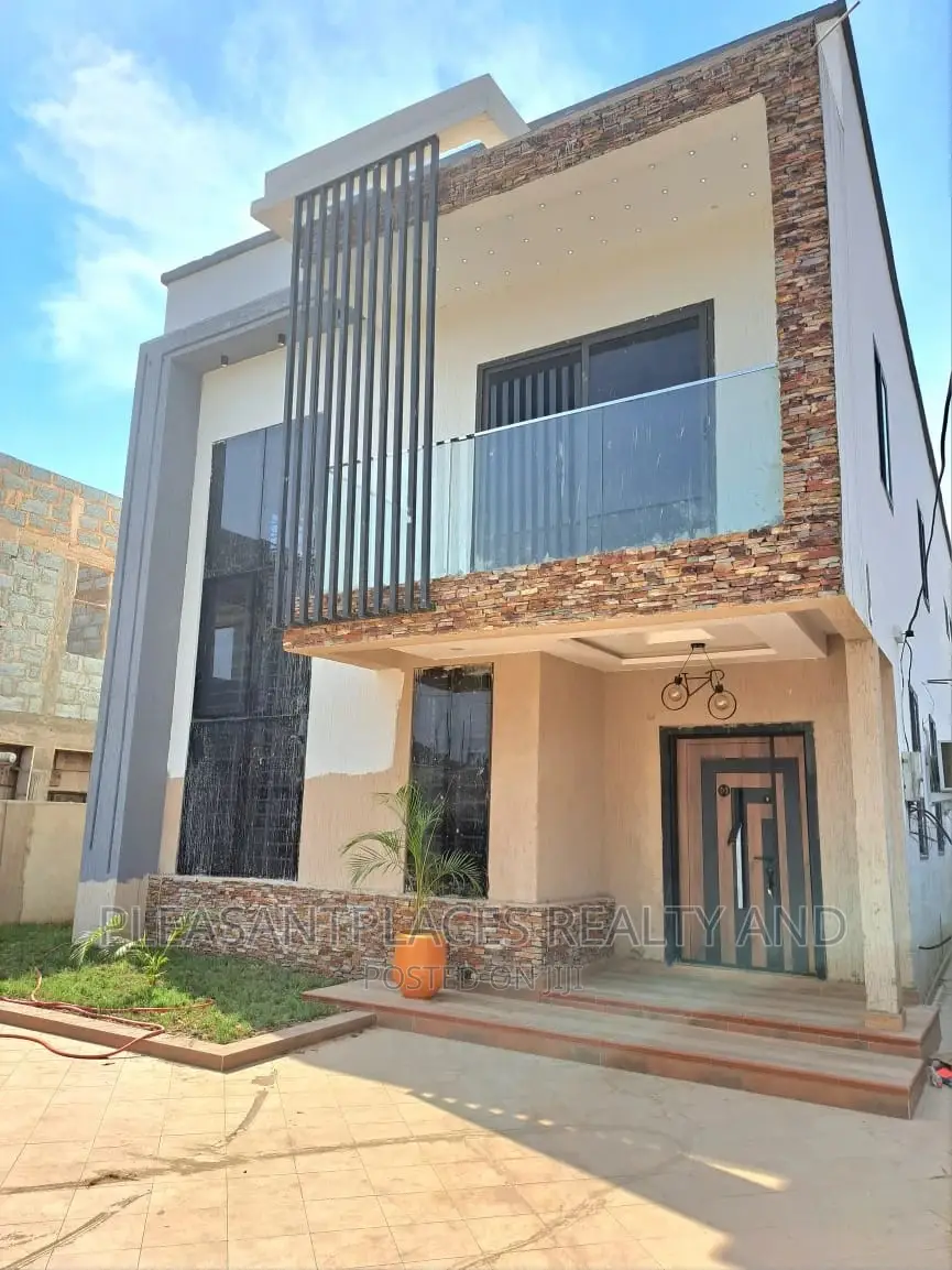 4bdrm Duplex in Pleasantplaces, Spintex for sale in Spintex