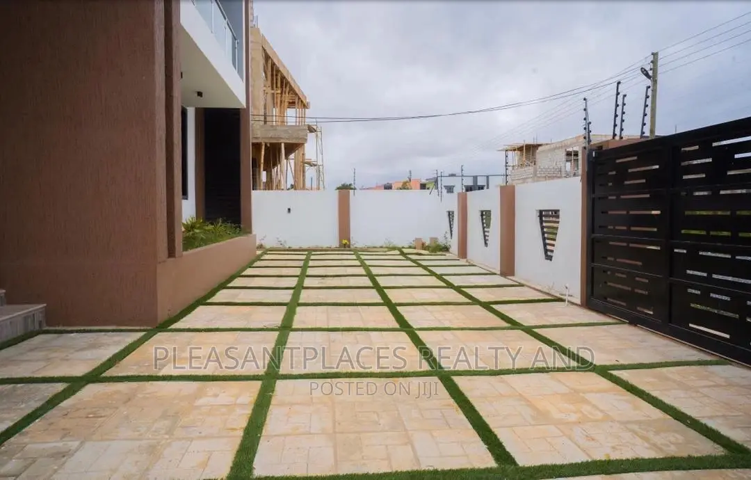4bdrm Duplex in Pleasantplaces, Spintex for sale in Spintex